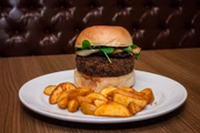  Hambúrguer Vegano feita com kafta vegana, legumes braseados no pão la boulangerie