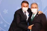 Presidente Jair Bolsonaro e o ministro Marcelo Queiroga durante evento de Assinatura do contrato de transferência de tecnologia da AstraZeneca para a Fundação Oswaldo Cruz (Fiocruz) em Brasília