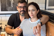 Juliano Cazarré ao lado da esposa, Letícia