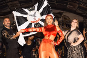 Sabrina é rainha de bateria da escola 
