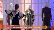 No cenário, outros vestidos estavam expostos