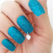 O hábito de combinar esmalte e pequenas joias voltou com tudo 