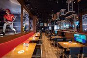 Inaugurado há menos de um ano em Brasília, o <b><a href="https://www.facebook.com/FiveSportBar/" target="_blank">Five Sport Bar</a></b> exibe o Super Bowl pela primeira vez na capital federal. Com decoração especialmente voltada para os fãs de esportes e 40 pontos de transmissão espalhados pelo ambiente, o estabelecimento espera casa lotada – pode receber até 250 pessoas. Para atrair os torcedores, haverá sorteio de brindes variados, como uma bola oficial da NFL
