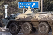 Blindado militar russo se move ao longo da rua, em direção a Kherson, Ucrânia 