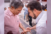 Fernando Haddad e Guilherme Boulos utilizando "pulseirinhas da amizade"