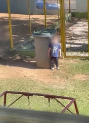 Imagens mostram criança chorando e chamando a mae