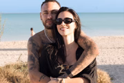 Neymar e Bruna Biancardi posam juntos na praia