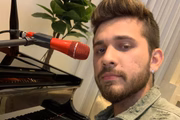 Ele é cantor sertanejo