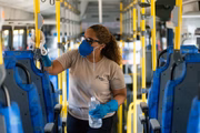 Limpeza é feita, principalmente, nas barras e nos bancos dos ônibus