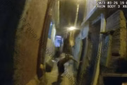 Suspeito se agacha para pegar arma no chão