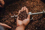 A torra do café especial também é diferente: mais clara, para deixar o café mais adocicado e sem gosto de queimado