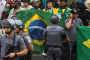 O bloqueio atingia os dois sentidos da Rodovia Castello Branco