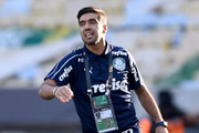 Abel Ferreira dando instruções para o Palmeiras durante a partida