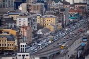 Engarrafamento em Kiev: moradores tentam deixar a capital após o ataque