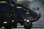 Desfile de carros militares para entregar a Bolsonaro um convite para a Operação Formosa
