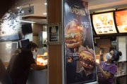 A determinação suspende a comercialização de dois produtos, da linha de sanduíches