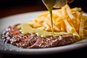 O tradicional prato do L'Entrecôte de Paris