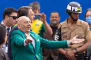 Luciano Hang esteve ao lado de Bolsonaro durante o evento
