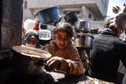 Criança em busca de alimentos na Faixa de Gaza