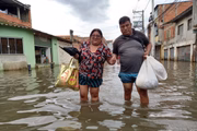 Moradores relatam terem perdido casas e objetos nos alagamentos