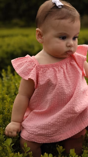 Helena, filha de Amanda Kimberlly e Neymar, foi clicada com look rosa