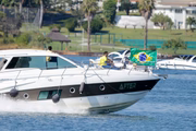 Lancha com bandeira do Brasil