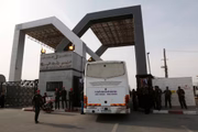 Ônibus esperando para cruzar os portões da passagem fronteiriça de Rafah com o Egito, no sul da Faixa de Gaza