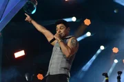 Zezé Di Camargo durante show em Barretos 