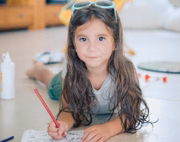 A menina tem cinco anos e é uma fofura!