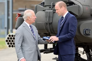Em uma viagem, o rei Charles ficou cansado, e William precisou substituir o pai às pressas