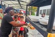 Crianças em fila para alimentação em ocupação que passa por reintegração de posse. Imagem: Frente Luta por Moradia