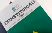 A criação de tributos, bem como os entes responsáveis por arrecadá-los e distribui-los, é determinada pela Constituição Federal. Além disso, há uma série de leis complementares federais, municipais e estaduais para regulamentar a cobrança dos impostos