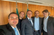 Bolsonaro e os quatro filhos mais velhos, Flávio, Carlos, Eduardo e Jair Renan