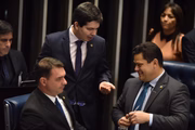 Senado aprova em 2º turno a reforma da Previdência. Senadores Flávio Bolsonaro (esquerda), Randolfe Rodrigues (centro) e Davi Alcolumbre (direita) dialogam 