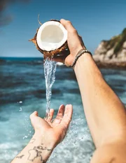 Muito adotada nos pós-treinos, a água de coco possui alto teor de potássio 