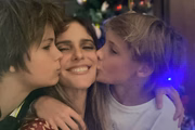 Fernanda Lima ganha beijo dos gêmeos João e Francisco
