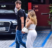 Eles foram flagrados de mãos dadas