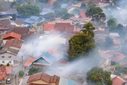 Um exemplo são os casos de dengue: quando muitos diagnósticos ocorrem no mesmo bairro de uma cidade, por exemplo, as autoridades tratam esse crescimento como um surto