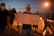 Manifestantes protestam contra esquema de rodízio e reclamam do fornecimento integral de energia elétrica em amapá