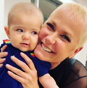 Xuxa ao lado da filha de Sabrina Sato, Zoe