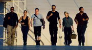 <b>Esquadrão 6:</B> liderados por um homem enigmático (Ryan Reynolds), seis bilionários forjam as suas próprias mortes e criam um grupo de elite para combater o crime e mudar o mundo, mesmo sem terem chances de ser identificados