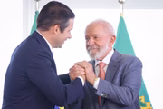 Hugo Motta ao lado do presidente Lula