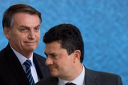 No fim de agosto de 2019, Bolsonaro ameaçou tirar Maurício Valeixo, chefe da Polícia Federal indicado por Moro, do cargo de direção da corporação 