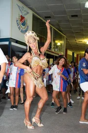 Gracyanne rebolou muito no ensaio para o Carnaval