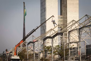 Montagem da estrutura dos palanques para o desfile de 7 de Setembro na Esplanada dos Ministérios