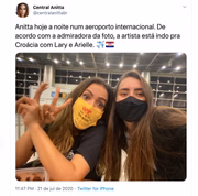 A cantora posou com fãs 