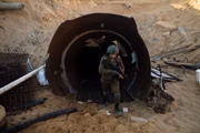 Um soldado israelense sai de um túnel perto da fronteira com Israel