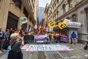 Manifestantes reclamam de projeto que prevê repassar os serviços de construção e gestão administrativa de 33 colégios para a iniciativa privada