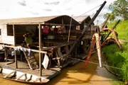 Balsas têm dragas que puxam água e areia do fundo do rio para procurar ouro