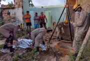 Ele desabou de um altura de aproximadamente 10 metros